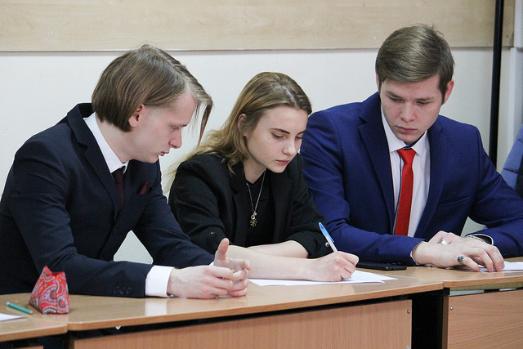 В колледже состоялись дебаты, посвященные Дню Конституции РФ