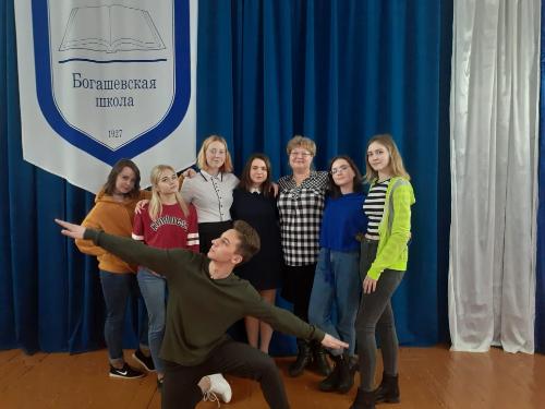 Студенты Губернаторского колледжа выступили с концертом ко Дню Конституции в Богашево