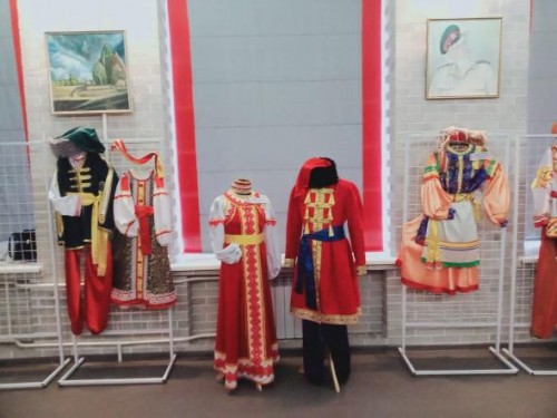 Начала работу выставка Губернаторского колледжа «Казаки. История костюма»