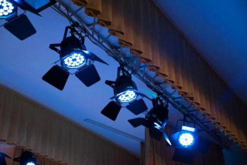 В творческих студиях Губернаторского колледжа появилось новое современное световое оборудование