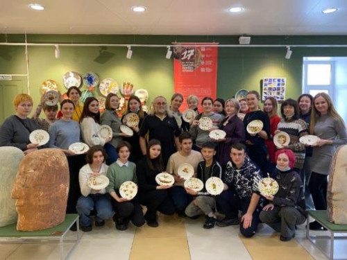 Студенты отделения визуальных искусств и отделения живописи посетили музей славянской мифологии, где проходил Международный Сибирский фестиваль керамики. 